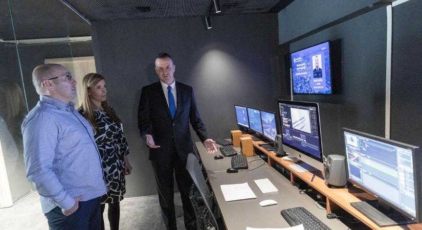 Nézz be a kulisszák mögé! Méltó környezet a háttérmunkákhoz, húszmillióból újították fel a tévé vezérlőjét (galéria, videó)