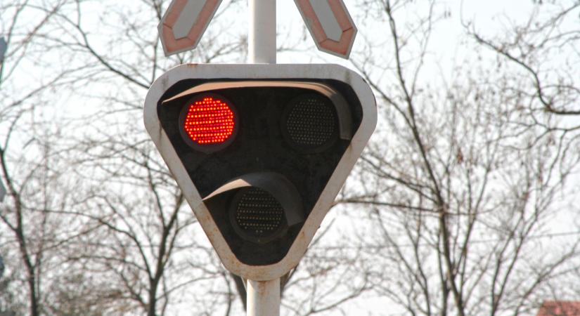 Vonat és autó ütközött, teljesen lezártak egy utat