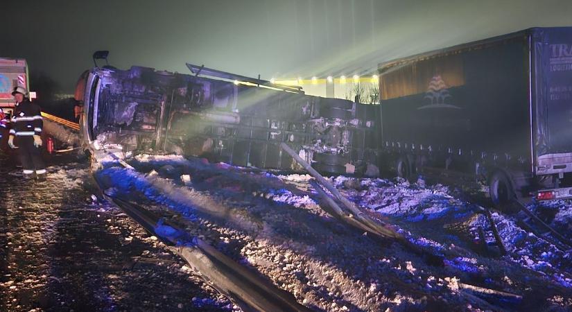 Autók árokban, fák az utakon – húsz beavatkozás a havazás miatt