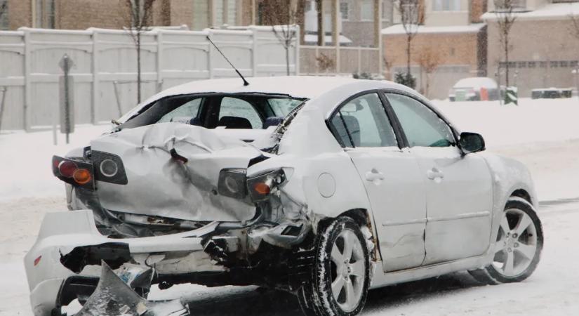 Valaki összetörte az utcán parkoló autóját, majd elhajtott a hóban? Elmondjuk, mire számíthat