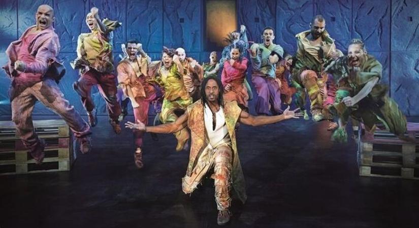 Párizs Notre Dame: hét kamionnal érkezett a legendás francia musical a magyar fővárosba