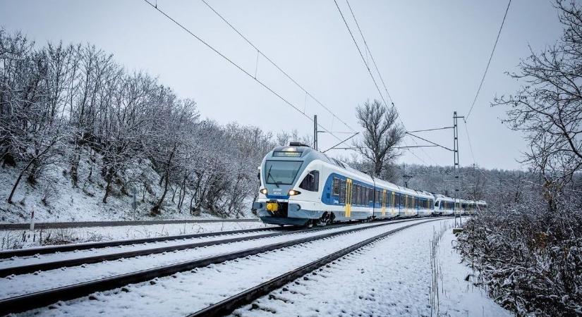 Friss közlekedési hírek csütörtökön - útlezárások és járatkiesések a hófúvás miatt
