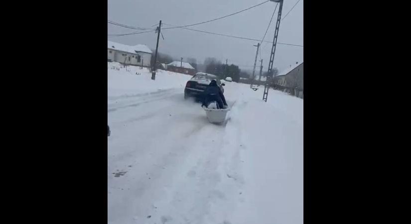 Így szánkózunk falun, avagy mit tegyünk, ha nincs több szánkó a boltokban (VIDEÓ)