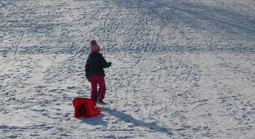 Kiruccannál a gyerekekkel? Íme 5 magyarországi szánkópálya családoknak a felejthetetlen téli élményekhez