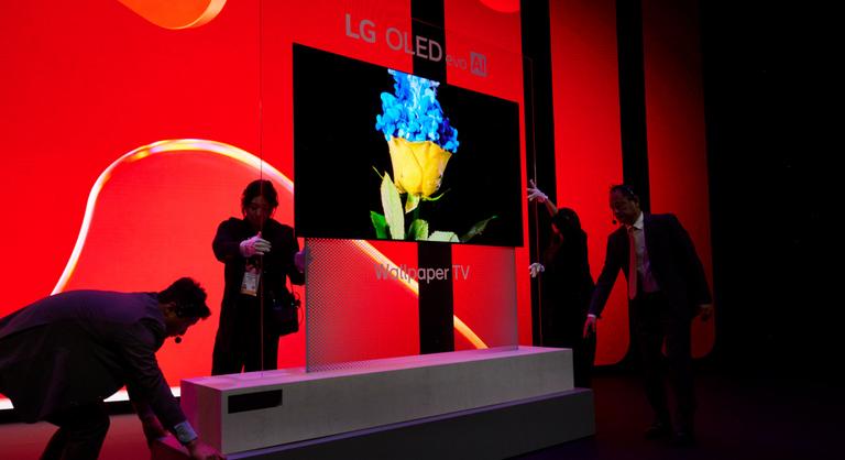 Matricaként simul a falra az LG új tévéje