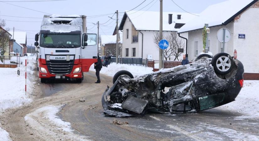 Káosz az utakon – hó, jég, roncsok mindenfelé: egymást érték a balesetek a havazás miatt
