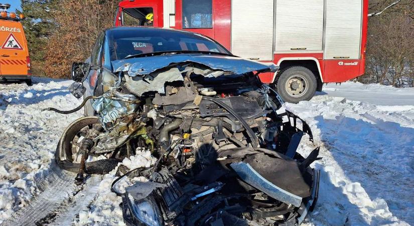 Sokkoló fotókon a 84-esen történt vonatbaleset helyszíne