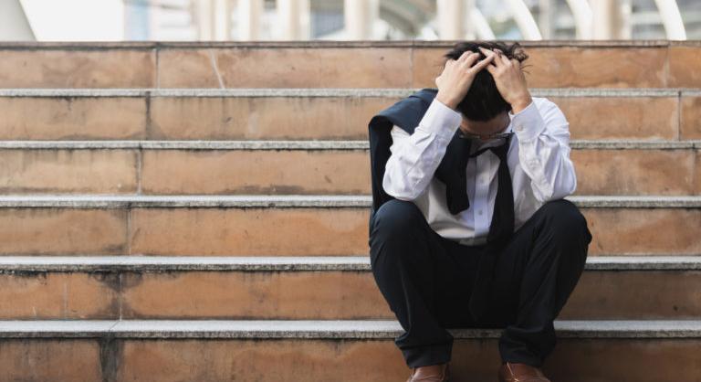 Felmérés: A munkavállalók több mint fele tart az elbocsátásoktól