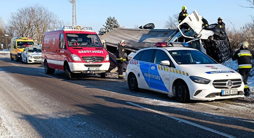 Lecsúszott az útról egy kisteherautó, mentő is érkezett a balesethez