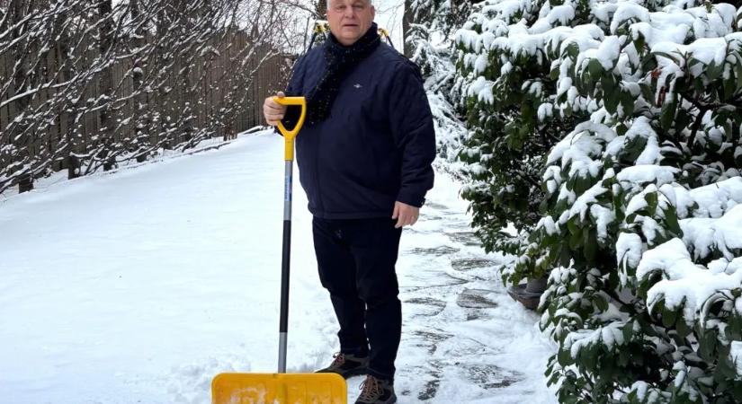 Havazós hűhóval, hólapáttal a kézben pörgetik a kampányt a Fidesz és a Tisza politikusai