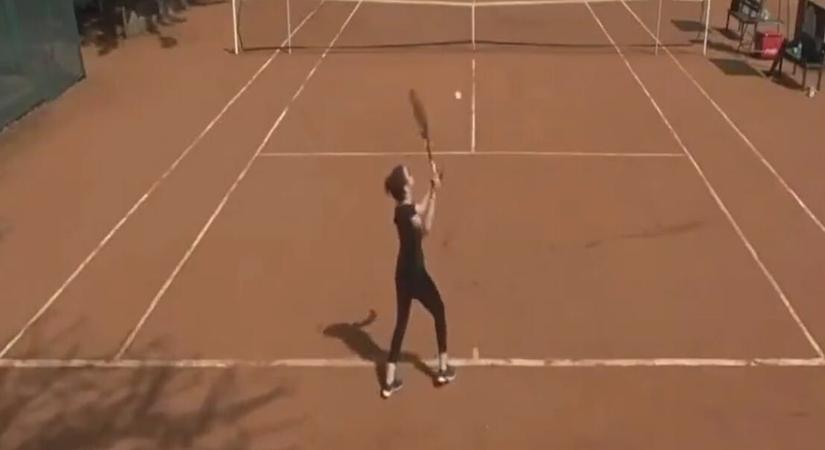 Videón, ahogy még a labdát sem igazán találja el a profi teniszversenyre keveredett játékos
