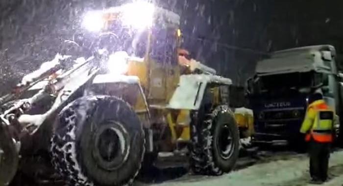 Nem akármilyen módon akadt el egy hókotró