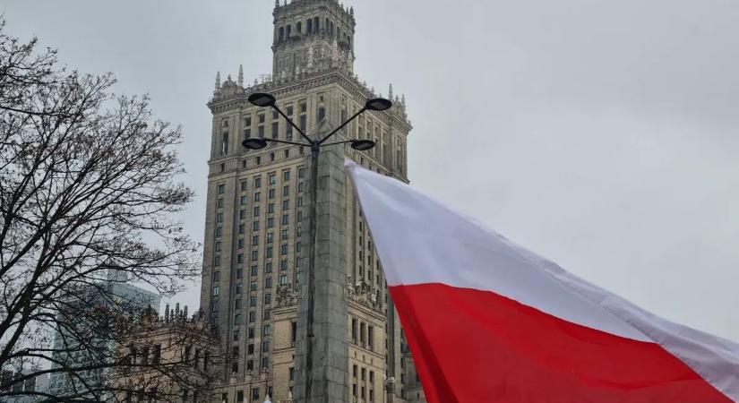 Felmérés: A lengyelek csaknem fele tart attól, hogy kitör a háború Oroszországgal