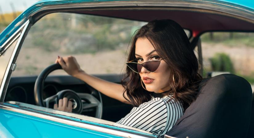 Ezek a női szokások idegesítik legjobban a férfiakat az autóban