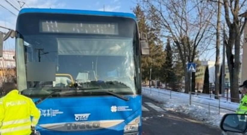 Borzalmas baleset: zebrán gázolt az autóbusz, beszorult alá egy kislány