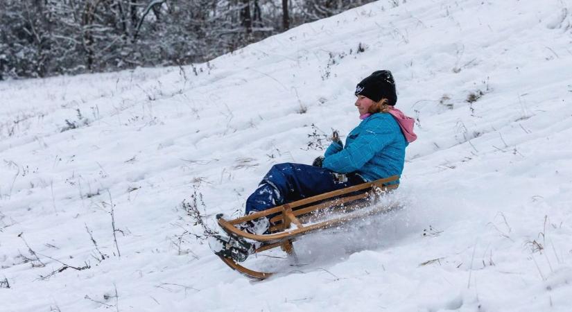 Szánkóhiányt hozott a havazás, felpörgött a téli árucikkek forgalma