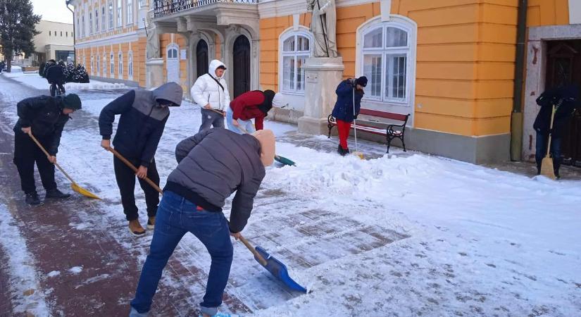 A Kossuth szakképző iskola segít úrrá lenni a hóhelyzeten Csornán, boltba is elmennek