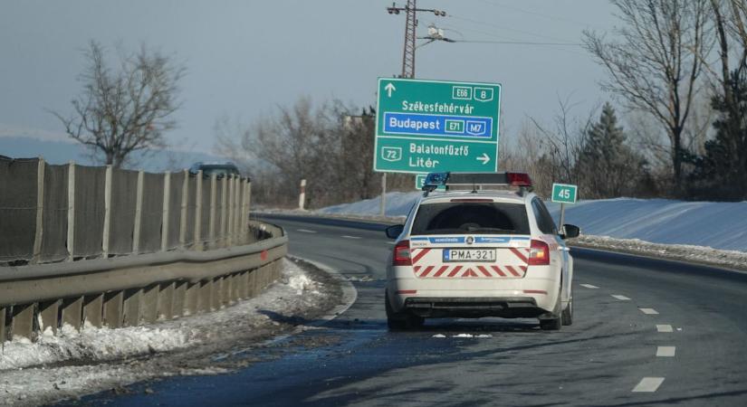 Baleset történt a 8-as főúton, fél pályán haladt a forgalom (videó)