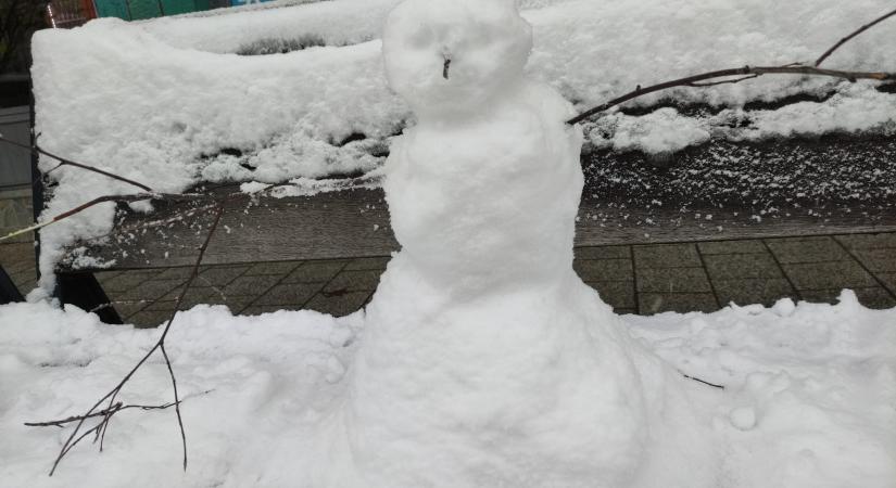 A hóemberre is nagykabátot kell majd adni a péntek reggeli farkasordító hidegben