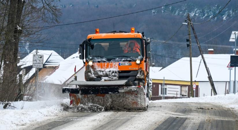 Közölték, ilyen a főutak állapota a nagy havazás után