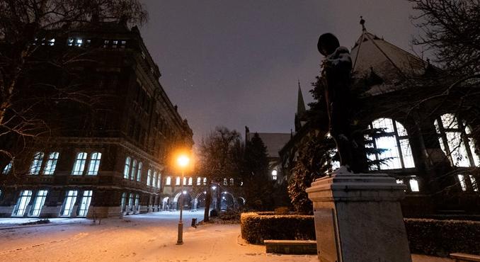 A nap képe: szerencsehozó, kigyúrt hómedve segíti a vizsgázókat a BME-n