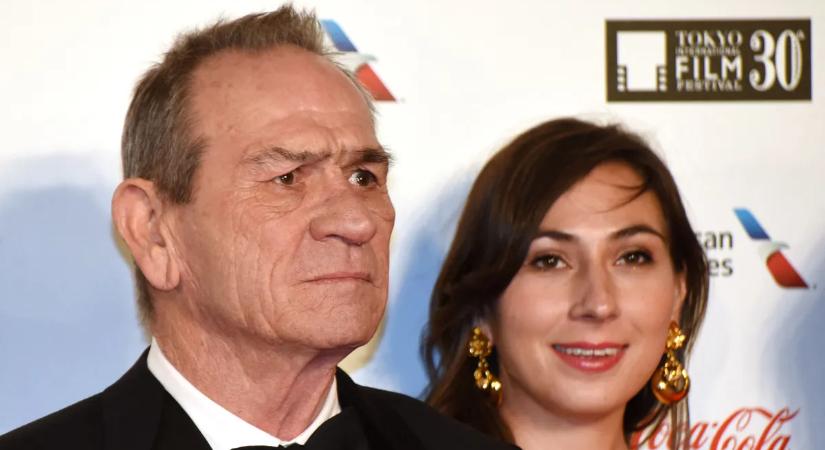 Megszakad a szív: először lépett a nyilvánosság elé a lányát gyászoló Tommy Lee Jones
