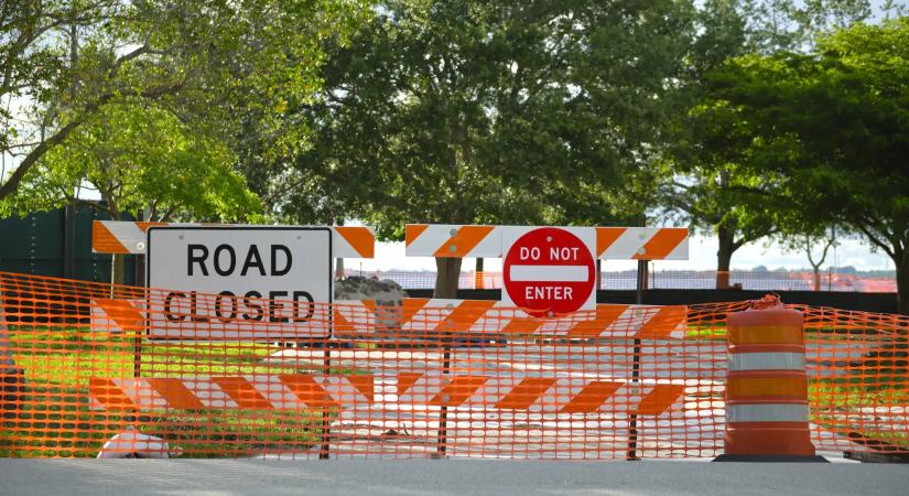 Egyre több utat zárnak le a havazás miatt, több autópályán is fennakadások vannak
