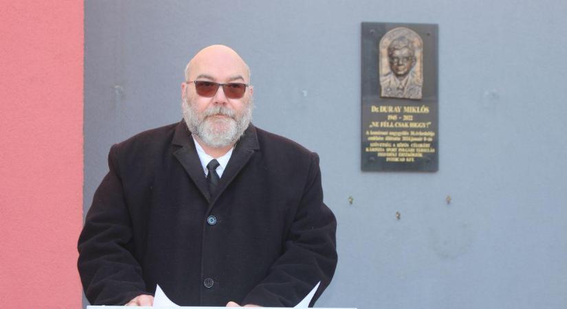 A múlt nem lezárt ügy: kemény szavak Komáromban a Duray-megemlékezésen