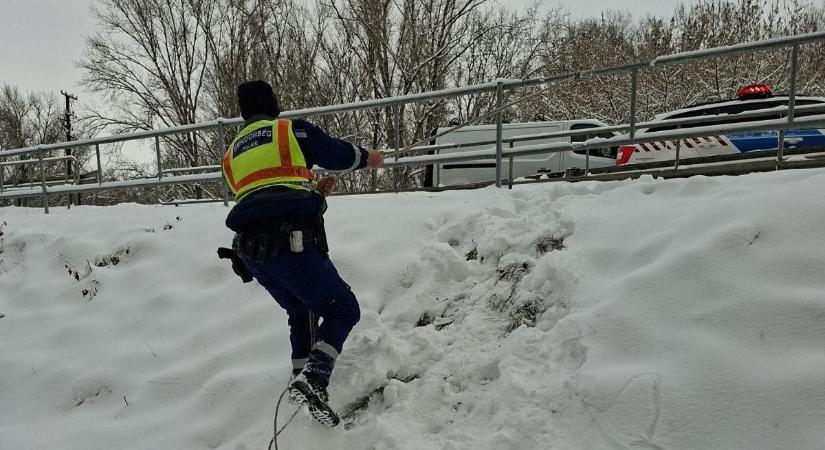 Kötélhágcsón ereszkedtek le az elzárt tanyához a rendőrök, mentőakció zajlott a hídnál