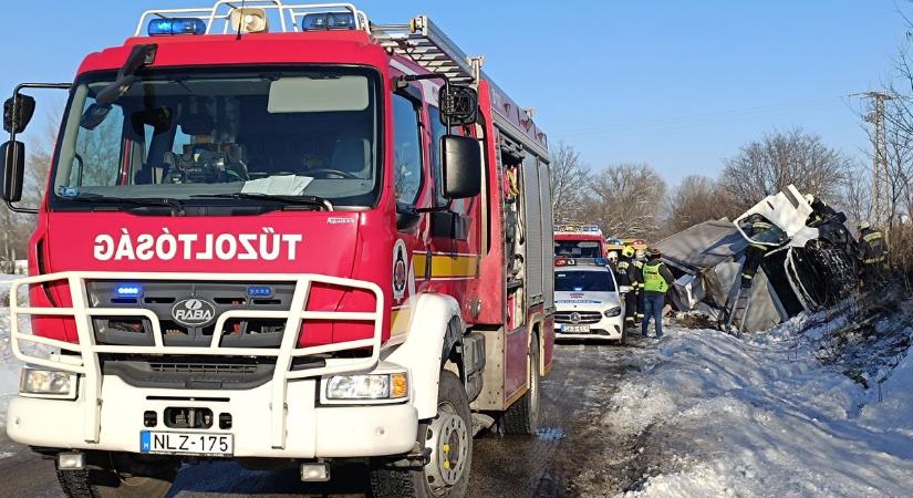Az erős szél és a csúszós út miatt borult árokba egy kisteherautó, a sofőr kórházba került – fotók, videó