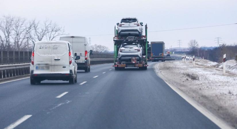 Igazi hős a havas utakon: árokból mentett ki egy autót a rejtélyes idegen
