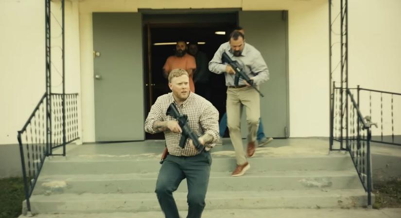 Akkora siker Ethan Hawke új krimivígjáték-sorozata, hogy máris berendelték a 2. évadot, itthon is streamelheted!