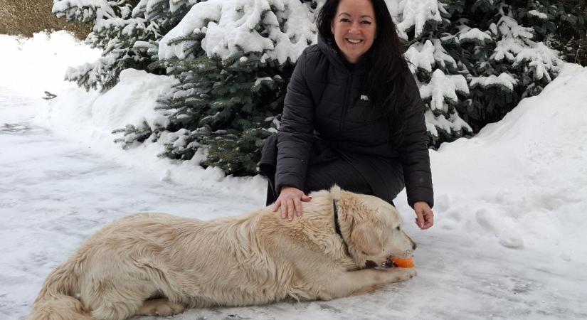 Szalmát oszt a debreceni képviselő