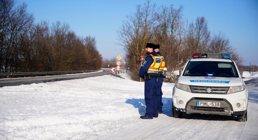 Hóátfuvások miatt lezárták az utat Alcsútdoboz, Etyek és a Velencei-tó környékén