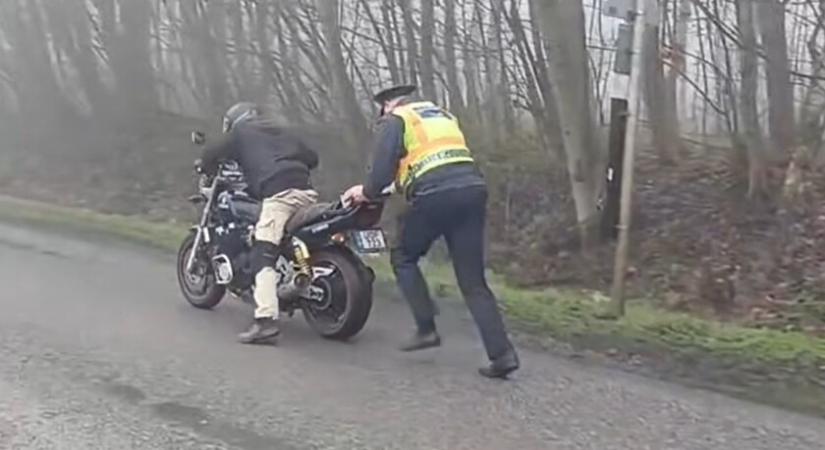 A zsaruk segítettek életre kelteni az XJR-t - Kéznél a segítség