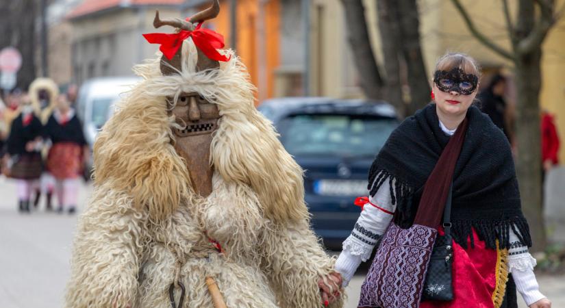 Medvék, halottas menet, pálinka és farsangi fánk: hatalmas mulatsággal űzik el a telet a magyar faluban
