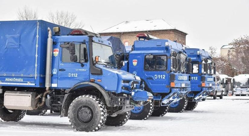 Így segítenek a katonák és rendőrök a rendkívüli hóhelyzetben