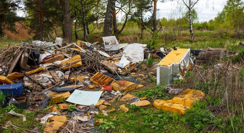 Engedély nélkül gyűjtötte a hulladékot a telkén – végül lebukott