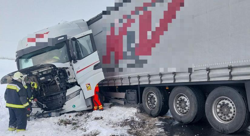 Hóhelyzet Komárom-Esztergomban: kamion és busz is teljes útzárat okozott