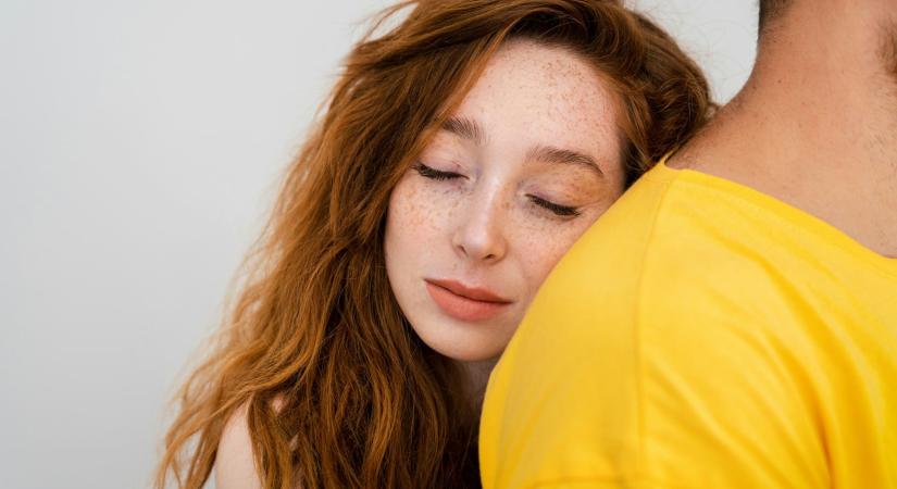 „Jólesne, ha elengedne a haverokkal anélkül, hogy lelkiismeret-furdalást okozna” – Férfiak, milyen gesztusra vágytok a párotoktól?