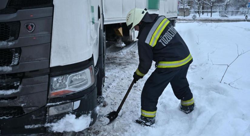 Magyar Péter rendkívüli munkaszüneti napot kér szombatra a havazás miatt