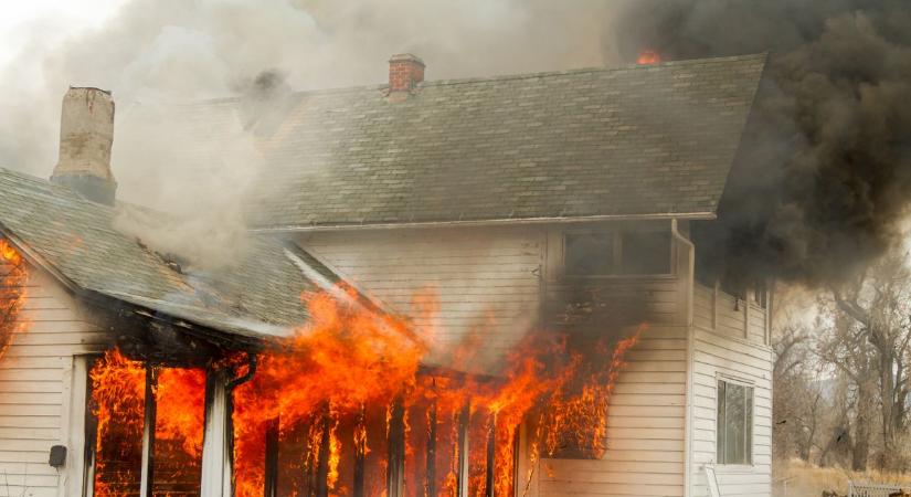 Lángok csaptak fel egy családi háznál Lothárdon – a főépület is veszélybe került