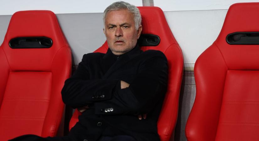 „Azt kívánom nekik, hogy ne aludjanak, ahogy én sem fogok” – José Mourinho speciális büntetést talált ki
