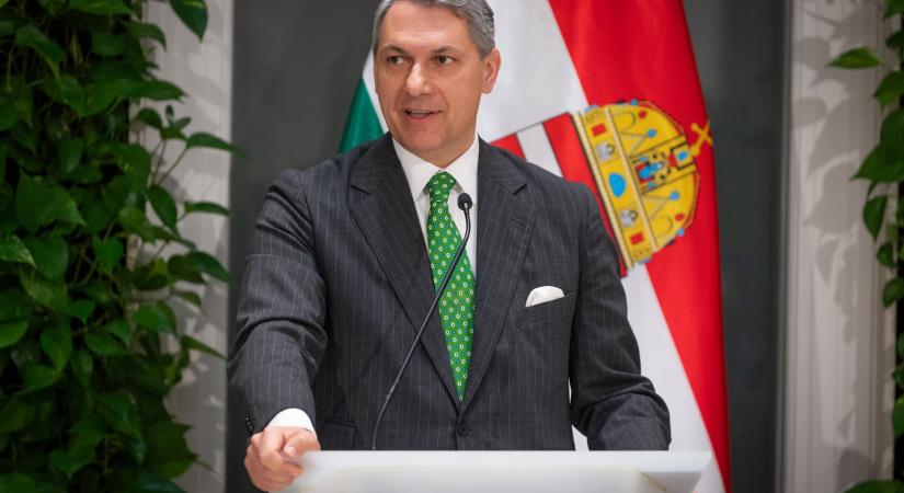 Lázár János: minden busz- és vasúti várótermet megnyitottunk a hideg miatt