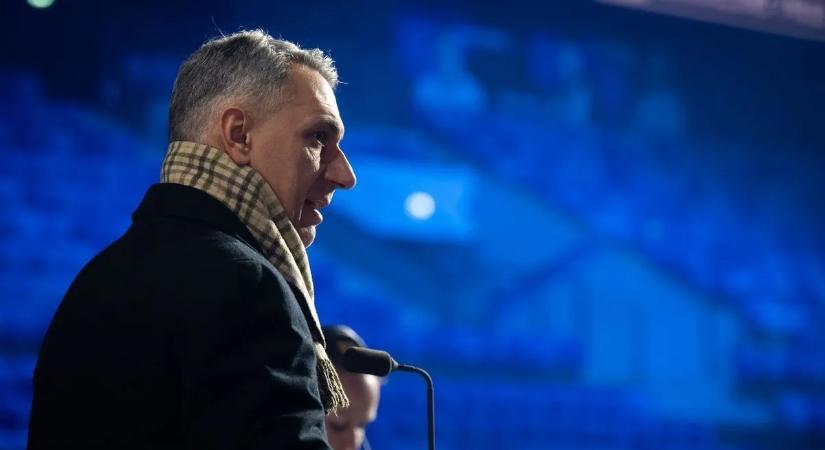 Lázár János: Minden busz- és vasúti várótermet megnyitottunk a hideg miatt