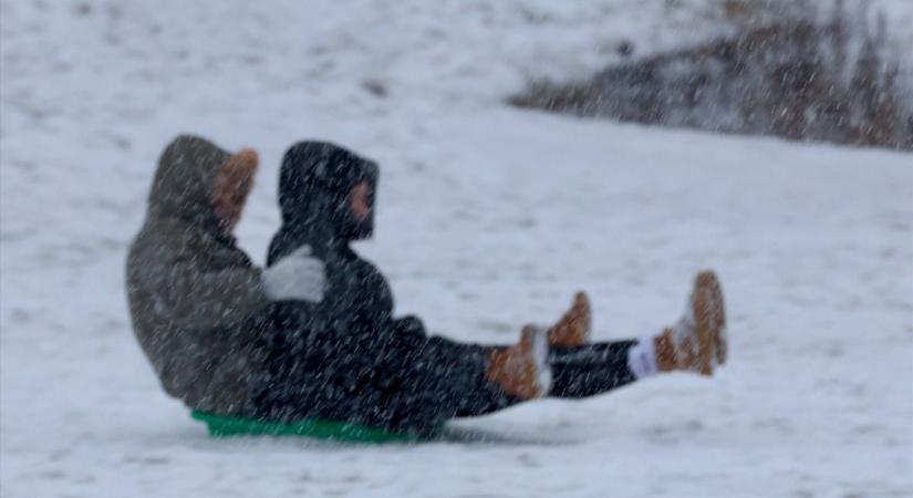 Rögtön leszállt a szánkóról a rendőr – meghallotta a 95 éves bácsi segélykérését