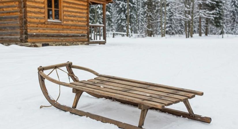 Elfogyott a szánkó, jön a szennyeskosár: kreatív megoldások a nagy hóban