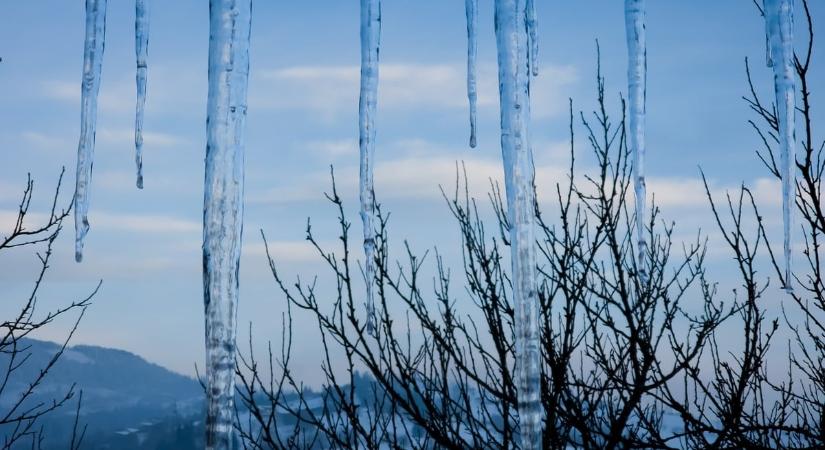 Érvényben marad a vörös kód, frissítették a riasztást, ezekben a vármegyékben lesz a leghidegebb