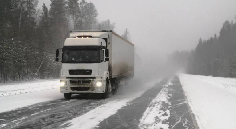 Ezért tarts nagyobb távolságot az előtted haladó teherautótól télen – A rendőrség elrettentő fotókat mutat
