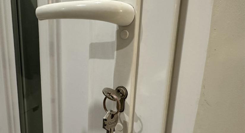 Tényleg tilos mostantól bezárni a társasház kapuját? Tisztázzuk a félreértéseket